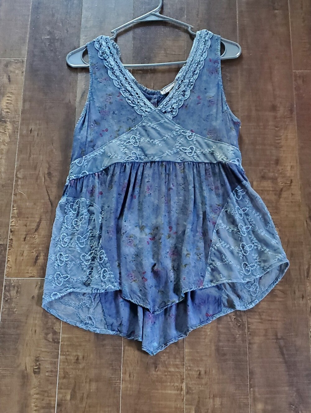 Blue Gimmicks  Floral design Lace-Accent Women's Sleeveless Tunic EUC Size M